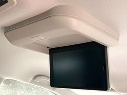 【フリップダウンモニター】大画面モニターで後席でもエンタメをお楽しみいただけます。小さなお子様にも大人気の装備です♪