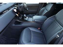 厚みもあり包み込むように設計されたドライブシート。ホールド性も良く快適なロングドライブもお楽しみいただけます。