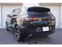 本格オフローダーでありながらも、オンロードでも高級乗用車と変わらない快適性を持っているプレミアムSUV。