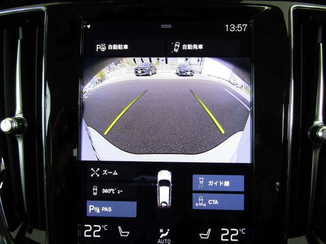 カメラとセンサーのWサポート。雨天時や夜間など、後方視界の確保が困難な時にも最適な駐車ラインをアナウンスしてくれます。