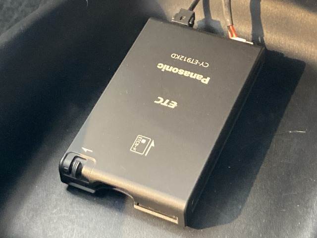 【ETC車載器】を装備しておりますので、ご納車直後からの遠距離ドライブも可能です。土日の利用料金の割引や、朝夕の通行料金を割引料金で高速道路をお楽しみいただけます。