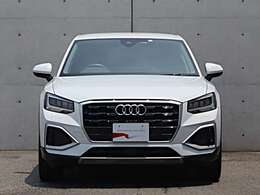 ●一目でAudiとわかる特徴的なシングルフレームグリル・LEDランプ。精悍なフロントマスクからAudiのスマートで上品なブランドを連想させてくれます。女性にも大変ご好評頂いております。