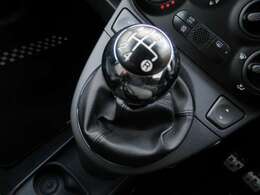 5速マニュアル車 になります♪マニュアル車ならではの 車の操作 と 好みの変速 をお楽しみ頂けます♪シフトの入りも良く操作性も良好です♪