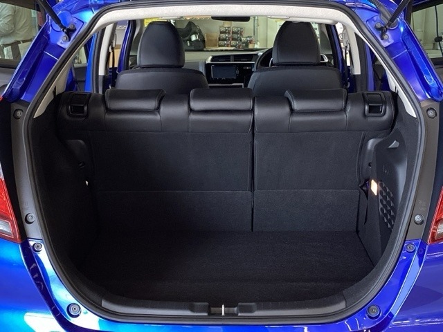 ラゲッジも広く使いやすいトランクは、開口部も広く荷物の積み下ろしもしやすいお車となっております。リアシートの背もたれは6：4の割合で分割して可倒できるので、長いお荷物などを載せることもできます。