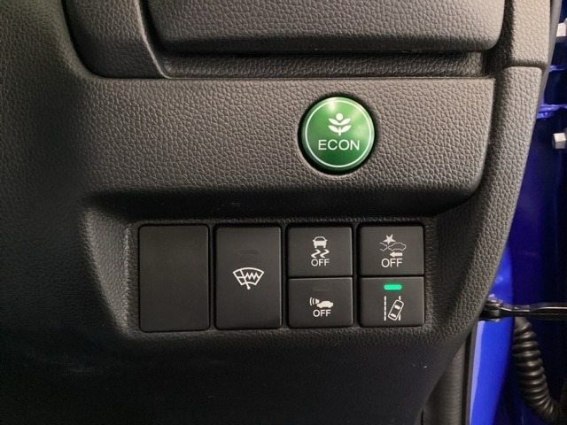 Hondaセンシング用の、VSA（ABS＋TCS＋横滑り抑制）解除とレーンキープアシストシステムのメインスイッチなどはハンドルの右側に装備しています。燃費に役立つECONボタンもここです。