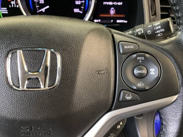 ハンドルにHondaセンシング系のクルーズコントロールやレーンキープアシストなどのスイッチが装備されています。ハンドルから手を離さず安全に操作できます。