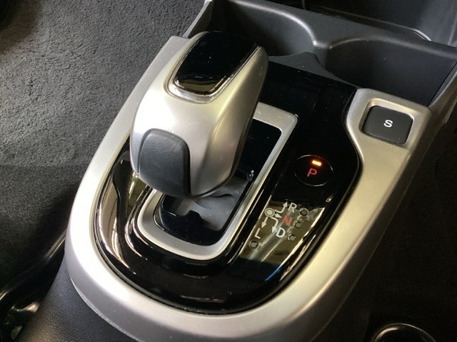 ハイブリッド専用セレクトレバーです。シフトチェンジを電子信号で送信するセレクトレバーを採用していますので、軽快でスマートな操作を楽しめます。