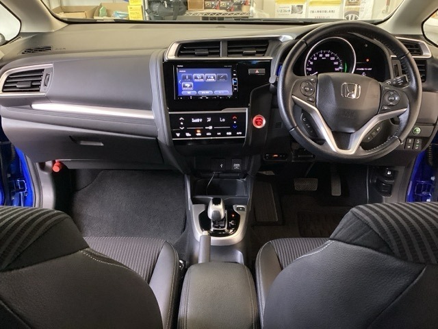 車内は光触媒抗菌消臭施工済です。スタイリッシュなデザインでスポーティなインパネ周りを演出します。グローブボックスやカップホルダーのほかにトレーなどたくさんの収納スペースが付いています。