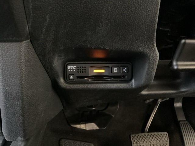 ハンドルの左下にETCがついています。高速道路の料金所の通過も楽々です。　カードの取り出しもしやすい場所についています。