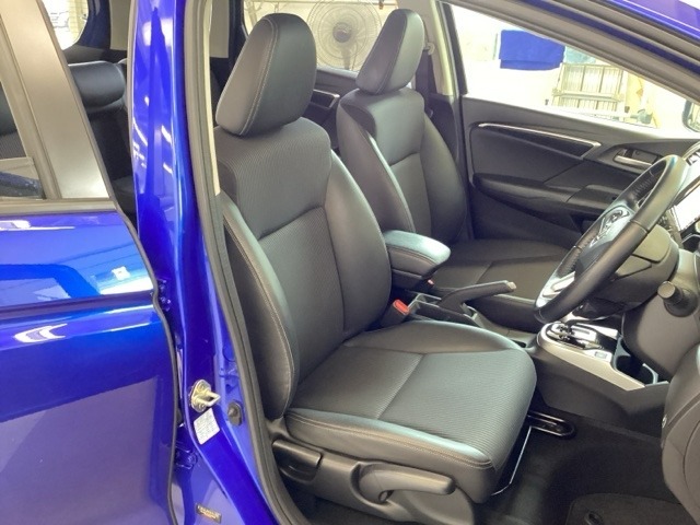 広い足元にゆったり座れるシートには肘掛けも装備しており長距離の運転でも疲れにくくなってます。女性でも運転がしやすいように、シートの高さ調整機能（シートリフター）がついています。