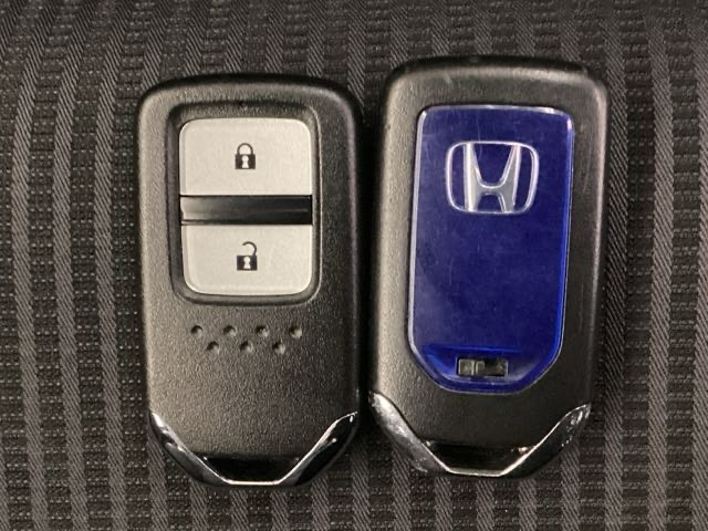 スマートキーを装備しています。鍵を差し込むことなくドアロックの開け閉めと、スタートボタン操作でのエンジンスタートができます。スペアキーも同じものを用意しております。