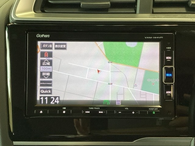 ナビゲーションはフルセグTV、インターナビ対応のGathers純正メモリーナビを搭載しています。Bluetoothオーディオ機能がありますので、スマートフォンなどの音楽も再生できます。