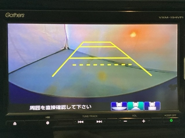 バックでの車庫入れも安心です！　リアカメラが付いているバックモニター付のナビを装備しております。操作線もついており距離感も画面から確認できます。