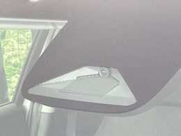 【ホンダセンシング】走行中に前方の車両等を認識し、衝突しそうな時は警報とブレーキで衝突回避と被害軽減をアシスト。より安全にドライブをお楽しみいただけます。