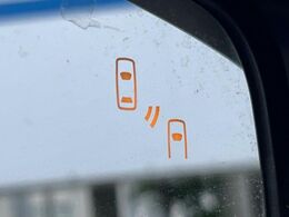 【リヤビークルディティクション】走行中、ドアミラーの死角になりやすい箇所に後続車が接近するとサイドミラー付近に警告を表示、ドライバーに注意喚起と、万一の際はハンドル操作をアシストをします。