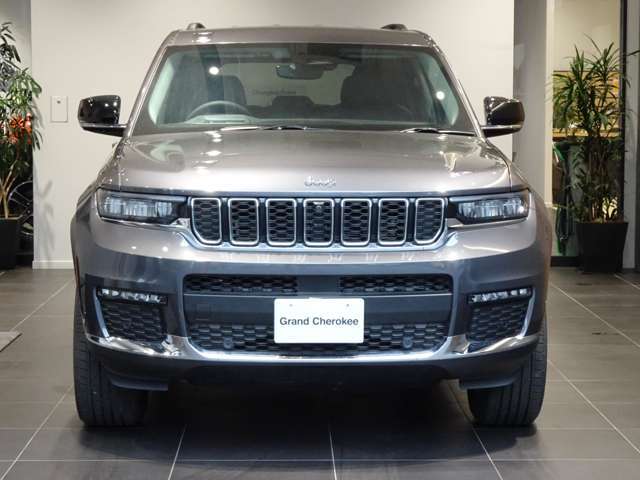 JEEP伝承のセブンスロットルグリルの感覚が広くなり、よりワイドで力強い印象に！