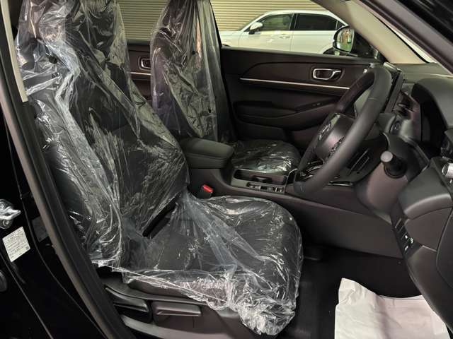 上半身はゆったりとシートバックに預けながらも快適にペダル操作が可能なドライビングポジション設計になります。