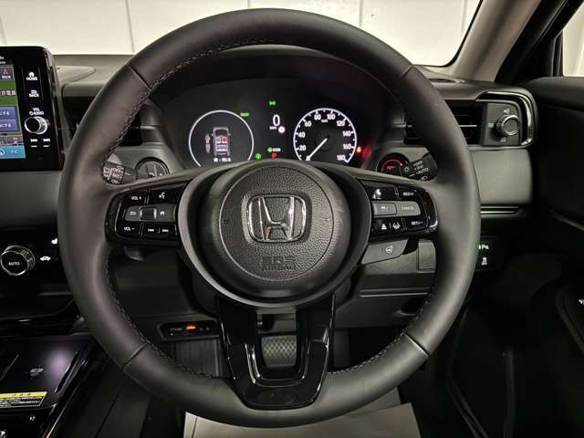 本革巻ステアリングホイールで高級感がございます♪