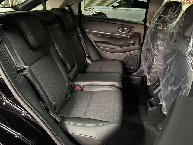 ゆったりとくつろげる後部座席では大人でも快適にお乗りいただけます。