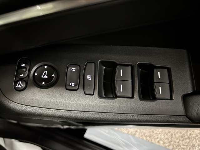 全席パワーウィンドウでワンタッチ操作で開閉ができます。