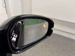 走行中、ドアミラーの死角になりやすい箇所に後続車が接近をお知らせする機能も付いております！