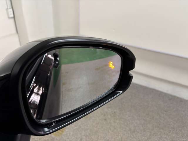 走行中、ドアミラーの死角になりやすい箇所に後続車が接近をお知らせする機能も付いております！