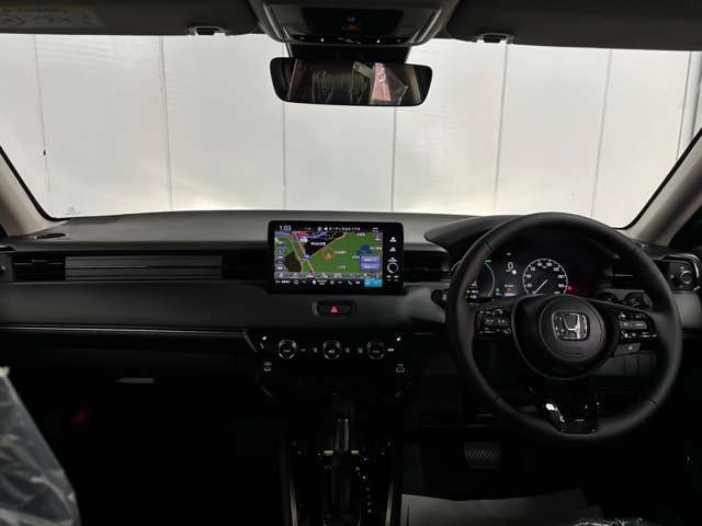 先進デザインと高級感のある運転席周りとなっております♪