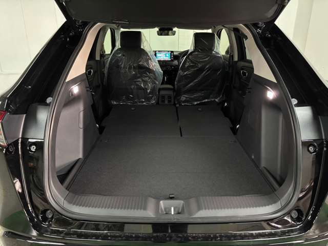 2列目シートを倒せば広い荷室空間の完成です。フルフラットな荷室空間も利便性が良くなっております。