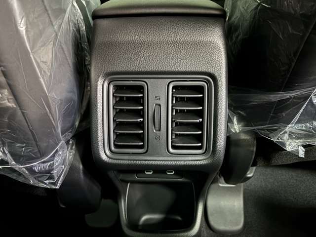 後部座席のエアコン吹き出し口になります。後席に乗車する方も快適にドライブを楽しんでいただけます。