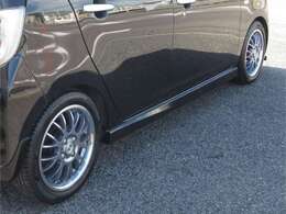 エスペリア製の新品ダウンサスでローダウンしました。程よくダウンされ、社外の15インチアルミで足元がお洒落に決まっています！有名メーカサスで乗り心地も悪くありません。タイヤの残量もあります。