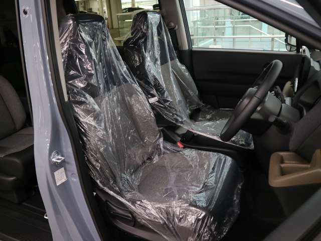 当社販売担当者、仕入担当者、リフトに持ち上げ車検検査員による下廻りチェックをクリアした高品質車を展示しております。