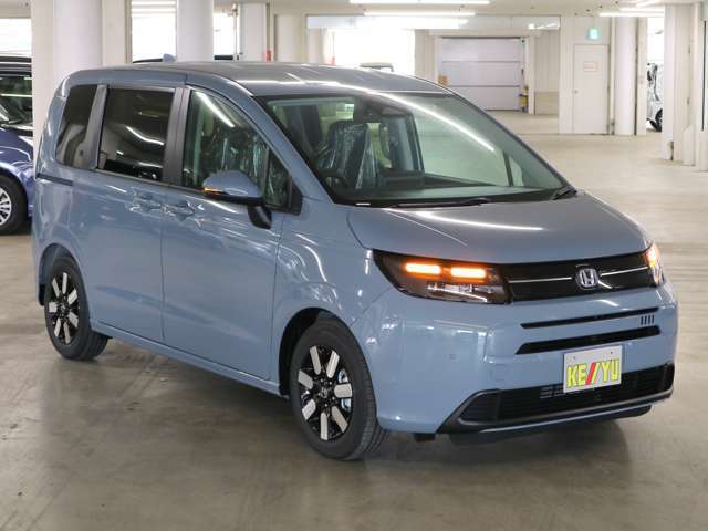雨が降ってもゆったりと車選びができる全天候型立体展示場！エスカレーター完備！