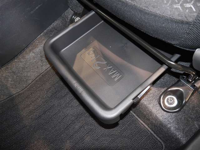 助手席下にはシートアンダートレイ☆