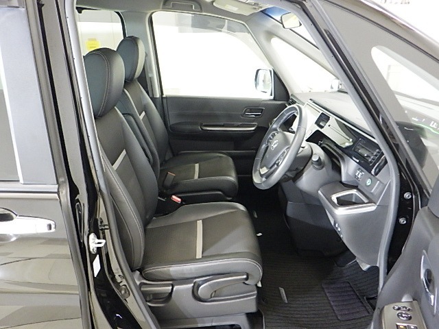すわり心地の良い運転席・助手席です。長時間のドライブの疲れ軽減に貢献します。どうぞ快適なドライブを♪