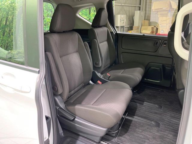 後部座席も気になるようなキズ・汚れやへたり等、大きなダメージはなく、良好な状態です。