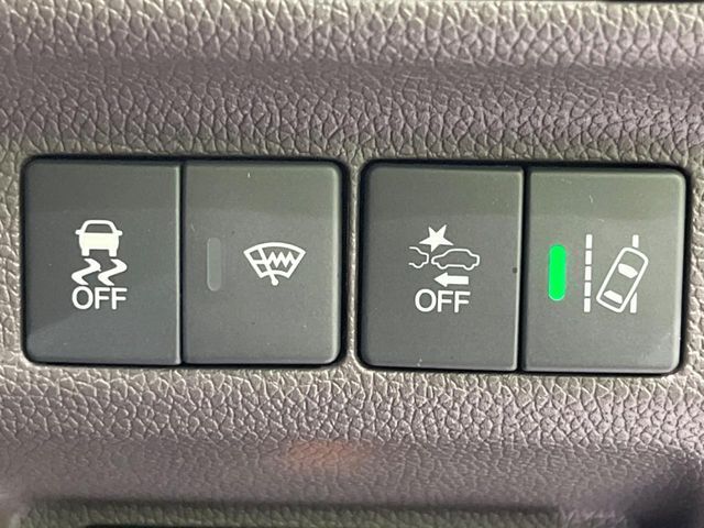 【ホンダセンシング】走行中に前方の車両等を認識し、衝突しそうな時は警報とブレーキで衝突回避と被害軽減をアシスト。より安全にドライブをお楽しみいただけます。