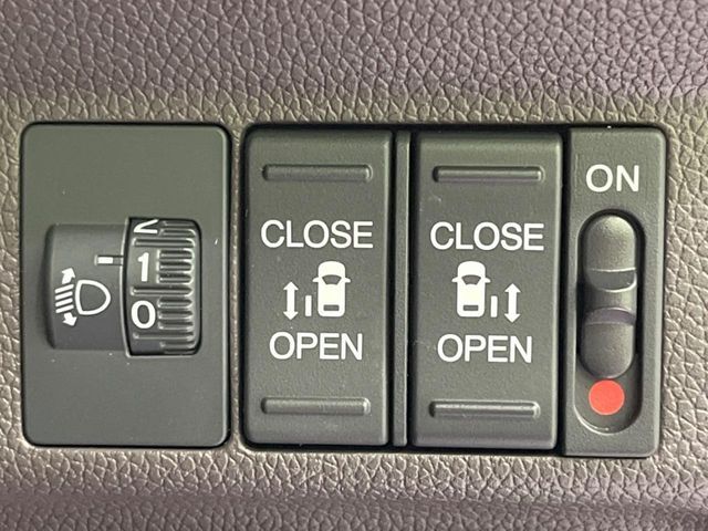 【両側パワースライドドア】スマートキーや運転席のスイッチで後席両側スライドドアの開閉が可能♪電動だから力を入れてドアを開ける必要が無く、小さなお子様でも簡単に開け閉めでき快適です♪