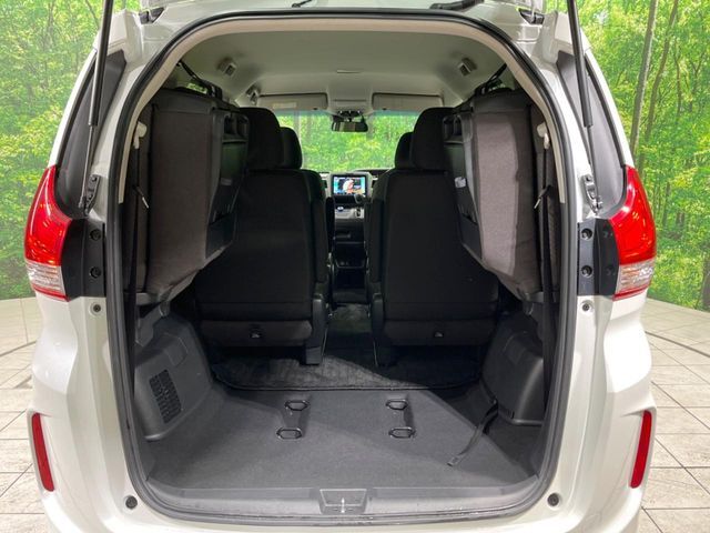 後席を格納すると、これだけの広さが！シーンに合わせたシートアレンジで、大きな荷物も積むことが出来ます♪