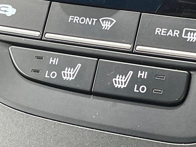 【シートヒーター】寒い日に重宝するシートヒーター！エアコンより早く温まってくれるので寒がりの人も安心ですね♪エアコンの温風は乾燥するから苦手、という方にもをおすすめです。