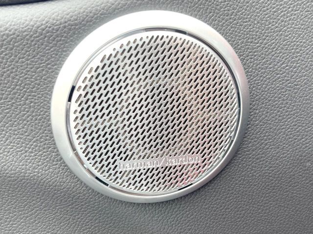 ●harman/kardonサウンドシステム：オーディオ専門メーカーが手掛けるプレミアムスピーカーを装備。多数のスピーカーから、音の粒立ちまで分かる高品質な音楽をお楽しみいただけます。