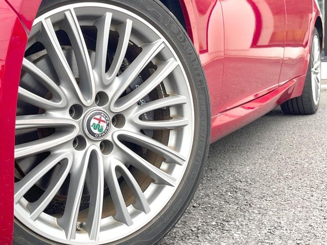 ●純正18インチアルミホイール：輸入車ならではの卓越した走りを支えるホイールと足回りです！日本車の走りに慣れている方にもぜひ体感して頂きたいほど、高いレベルでまとまっています！