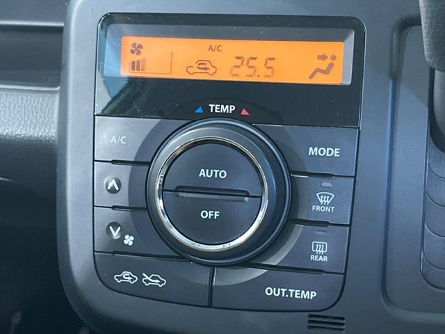 【オートエアコン】一度お好みの温度に設定すれば、車内の温度を検知し風量や温度を自動で調整。暑い…寒い…と何度もスイッチ操作をする必要はありません。快適な車内空間には必須の機能ですね♪