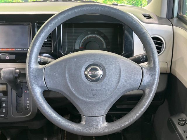 インテリアに合わせたデザインのステアリングは、運転される方のことも考え、運転しやすい形状、大きさです。是非一度、実際に触ってお確かめください。