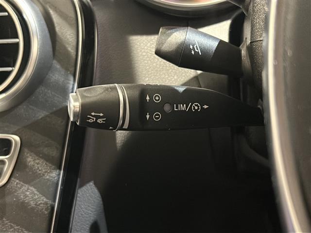 LIBERALAは、輸入車選びの新たなスタイルを提案するインポート・セレクト・ブランドです。オーナー様となる方がクルマから直接感じる感性を第一にした、最良の一台との出会いをコーディネートいたします。