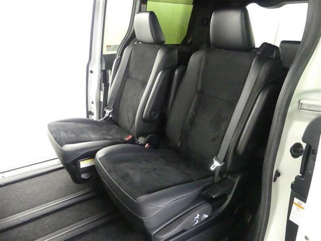 ゆとりある広々とした車内空間は、ドライブを始め買い物やレジャーなど、幅広く活躍します。一人でもみんなとでもお出かけを楽しみましょう！