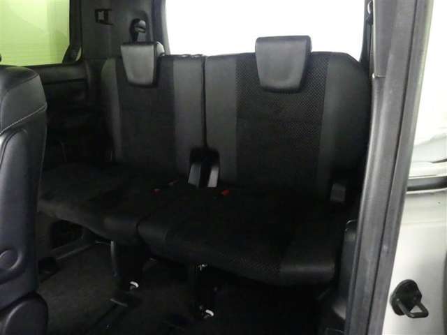 3列目シートもひろびろとしたスペースを確保しています。大人数でのお出かけもばっちりです！