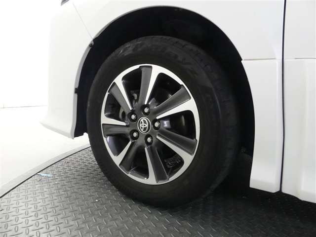 かっこいいホイールですね。　車のイメージを大きく左右するホイール部分はコダワリを持ちたいですね。