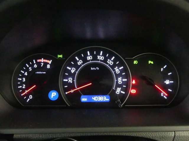 とっても見やすいメーターです。夜間時はラグジュアリーな気分にさせてくれる照明が魅力ですので、夜のドライブも楽しみになりますよ♪