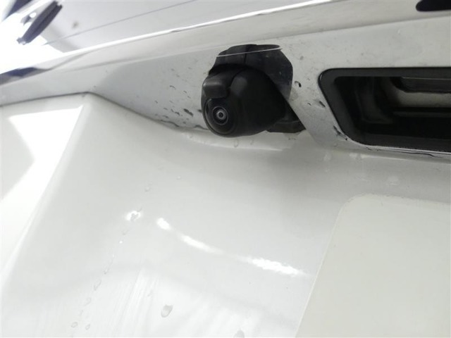 バックカメラが付いているので後方確認が非常にしやすいです。今や運転初心者も熟練者も必須装備！ついていて損はないですね♪