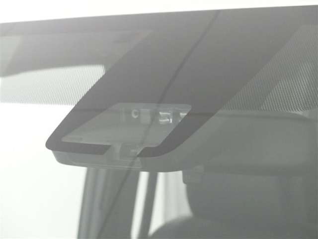 衝突被害軽減ブレーキに加えて、高齢者に多いと言われている踏み間違い事故防止をサポートする機能です。詳しくは販売店スタッフまでおたずねください。